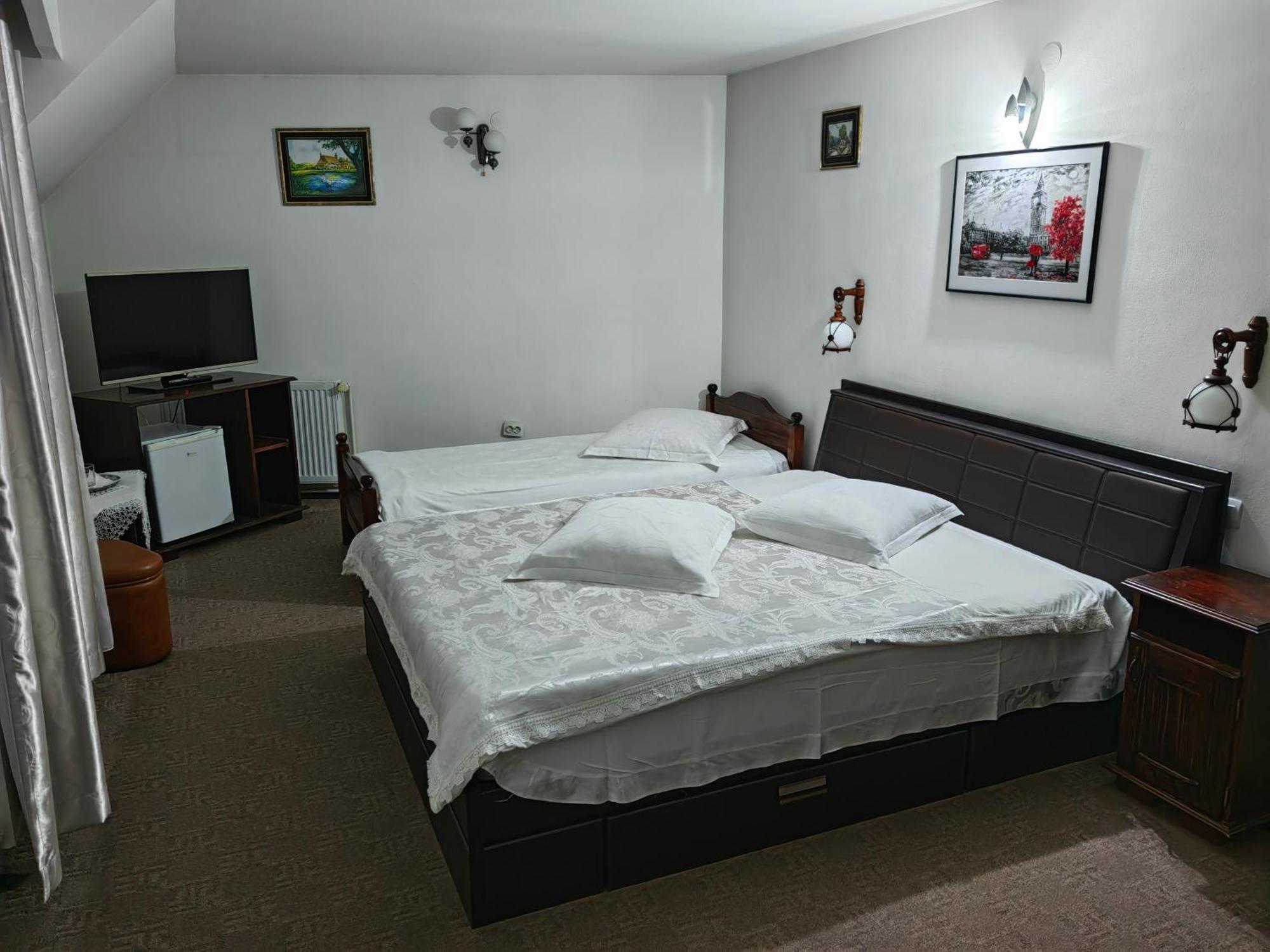 Pensiunea Millenium Sibiu With Parking - Motorcycle Friendly Travel Routes Buitenkant foto