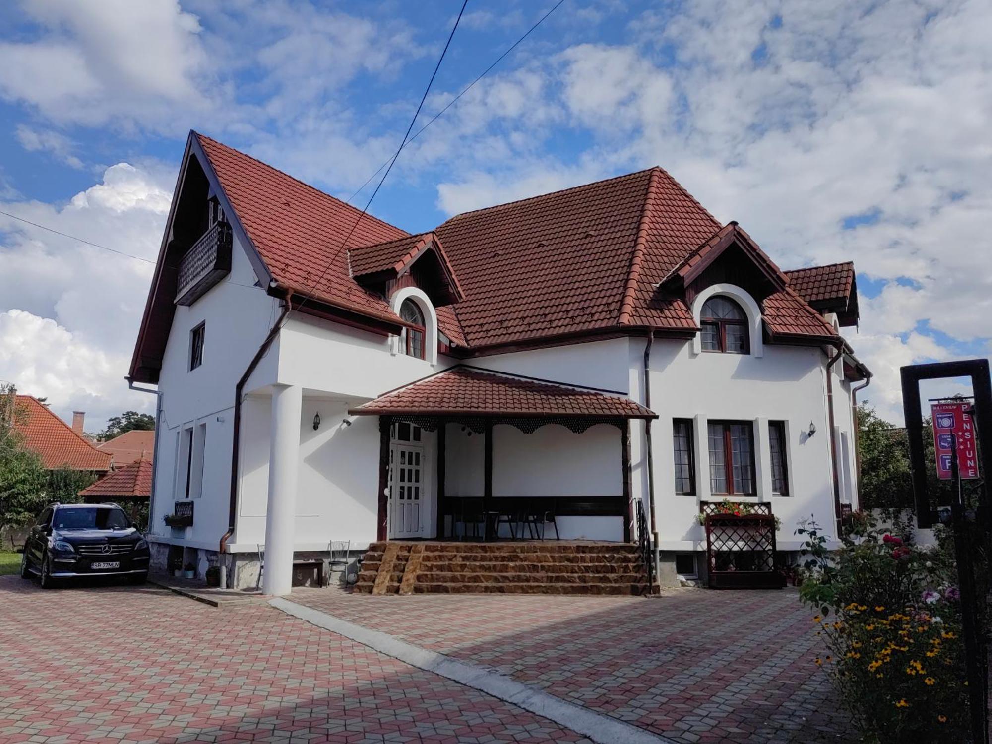 Pensiunea Millenium Sibiu With Parking - Motorcycle Friendly Travel Routes Buitenkant foto